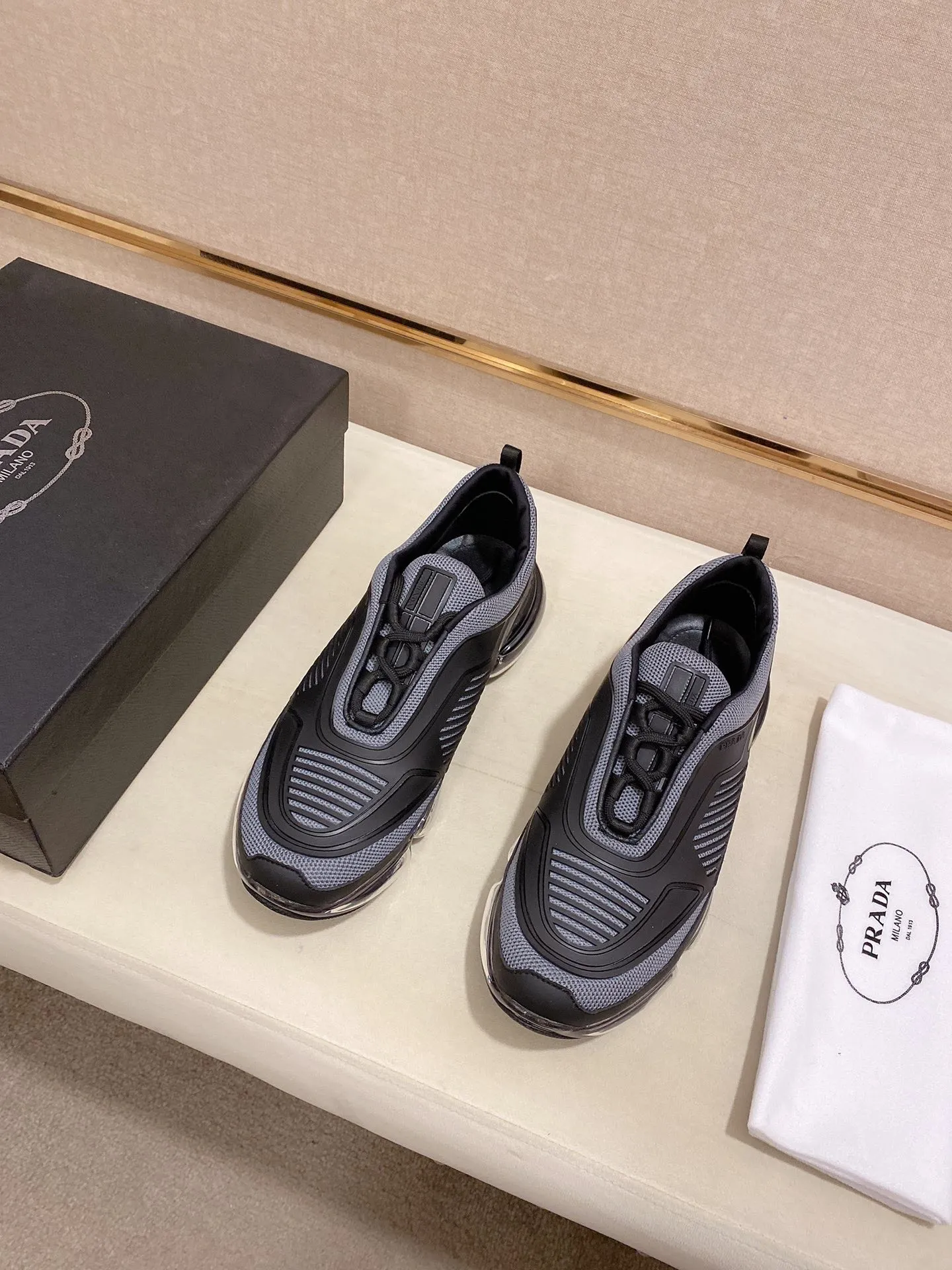 Factory price: 640💰 ✔️✔️✔️High-quality new PRADA counters are launched simultaneously. The new men's shoes and 😘fabric are made of high-tech glue-spraying technology. Lining: Full cowhide lining. 👍🏿 High-end ☄️ air-cushion molded anti-slip rubber outsole, exquisite lines, simple and elegant, comfortable and high-end for leisure travel. Code number: 38 to 45